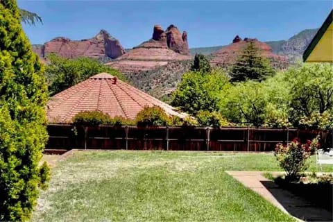 Heart of Uptown retreat estate with views and hot tubs Casa in Sedona