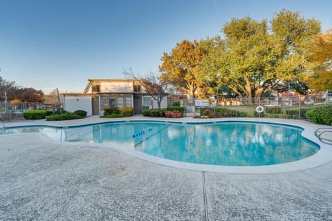 Chic Garland Getaway with Patio and Shared Pool Access Maison in Richardson