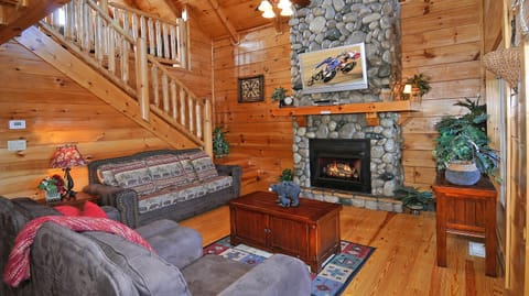 Dancing Deer: 6Bdrm, 6Bath, Specials, Free Tickets, Views, Gameroom, Hot Tub Chalet in Pigeon Forge