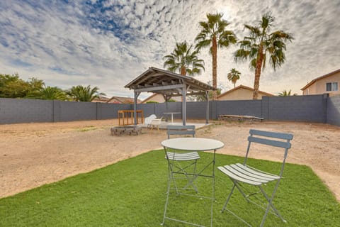 El Mirage Vacation Rental with Private Fire Pit! Maison in El Mirage
