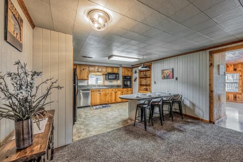 Lucky Bear Lodge: Too Much Fun?! No Such Thing! Upper Canyon 4 Bedroom with Hot Tub and Game Room! House in Ruidoso