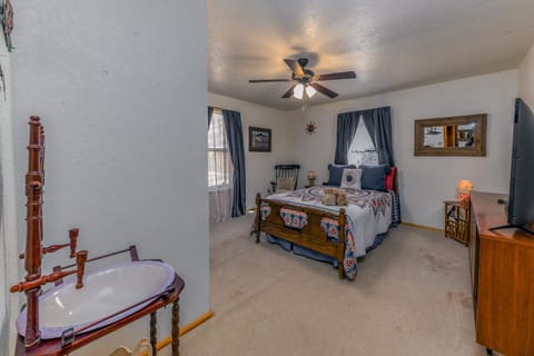 Pine Meadows Manor: 4 Bedrooms, 3 Bathrooms with Plenty of Room for the Whole Gang! House in Ruidoso