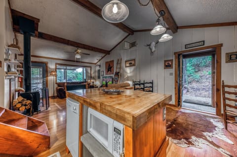 Rustic Retreat: Pet Friendly Rustic Chic with a Hot Tub and a View! House in Ruidoso