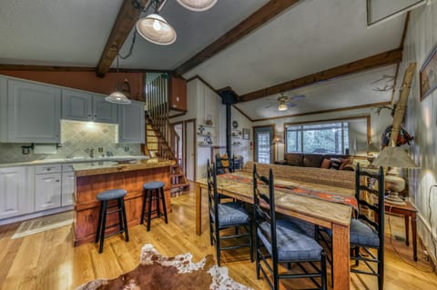 Rustic Retreat: Pet Friendly Rustic Chic with a Hot Tub and a View! House in Ruidoso