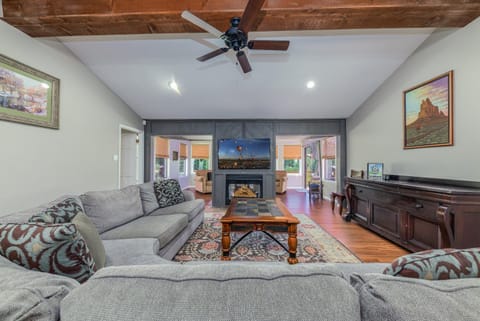 Salted Rim: 4 Bedrooms with a Hot Tub and Game Room House in Ruidoso