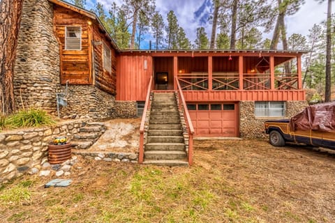 Singing Pines Cabin: 3 Bedroom, 2 Bath Vintage Ruidoso Charmer in the Upper Canyon! House in Ruidoso