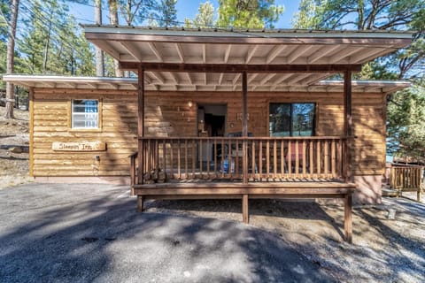 Sleepin' Inn: Quaint Upper Canyon One Bedroom With a Hot tub! House in Ruidoso