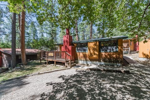 Snuggle Inn: Cozy Studio Cabin in Upper Canyon With a Hot Tub! House in Ruidoso