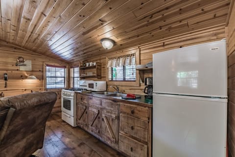 Snuggle Inn: Cozy Studio Cabin in Upper Canyon With a Hot Tub! House in Ruidoso