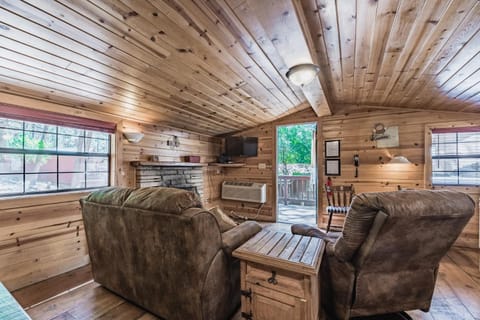 Snuggle Inn: Cozy Studio Cabin in Upper Canyon With a Hot Tub! House in Ruidoso