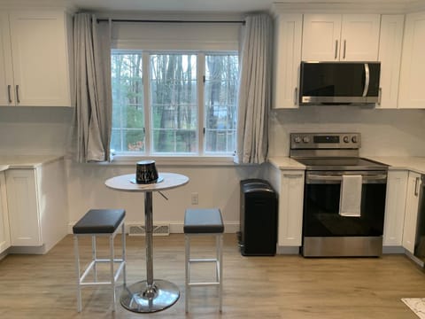 Kitchen or kitchenette, Dining area, minibar, pet friendly, stove