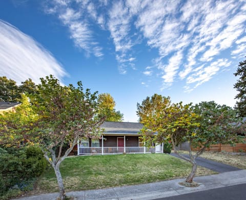 Devon Court home House in Hood River