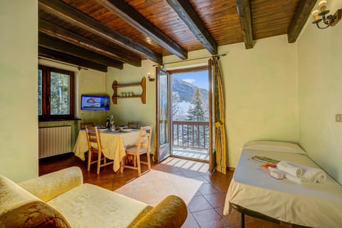 Living room, Dining area