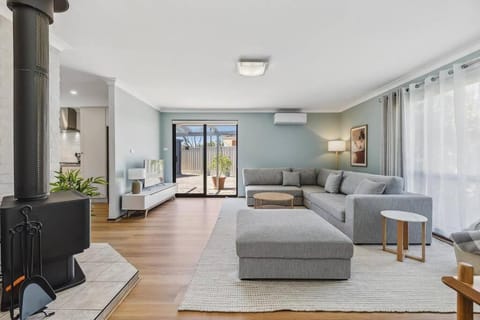 Sea La Vie ~ Pet Friendly Coastal Chic Broadwater Retreat House in Busselton