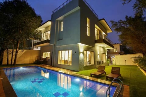 Property building, Garden, Garden view, Swimming pool