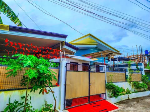 Serene 2BR Escape: Poolside Bliss in Iloilo City Maison in Iloilo City