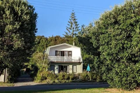 Coastal Charm in Patons Rock House in Tasman District, Tasman, New Zealand