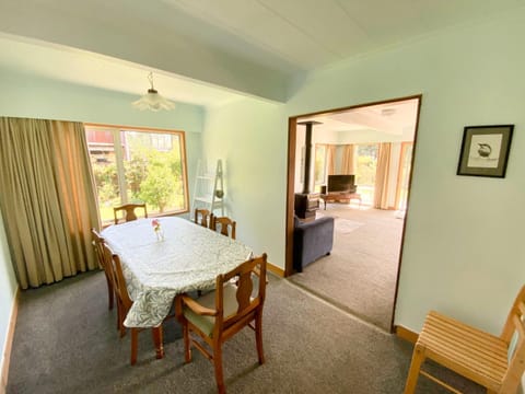 Coastal Charm in Patons Rock House in Tasman District, Tasman, New Zealand