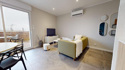 TV and multimedia, Living room, Seating area, air conditioner