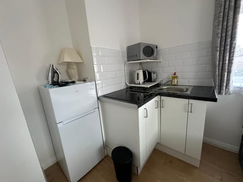1st Studio Flat With full Private Toilet And Shower With its Own Kitchenette in Keedonwood Road Bromley A Fully Equipped Independent Studio Flat Condo in Bromley