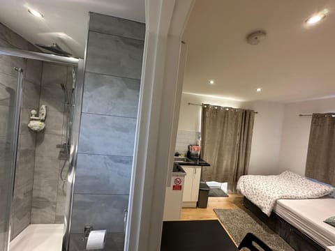 1st Studio Flat With full Private Toilet And Shower With its Own Kitchenette in Keedonwood Road Bromley A Fully Equipped Independent Studio Flat Eigentumswohnung in Bromley