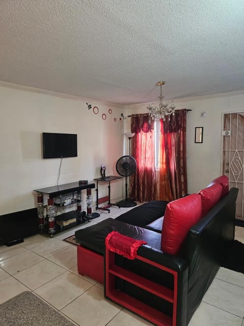 Bed, TV and multimedia, Living room, Seating area, Evening entertainment