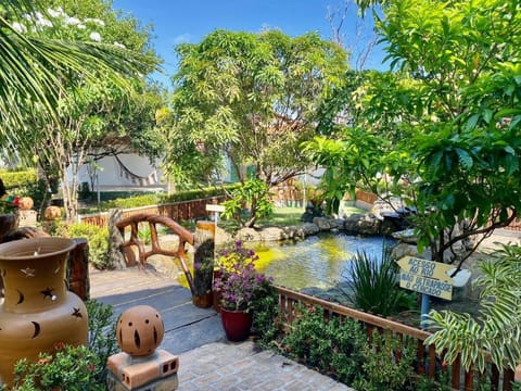 Property building, Decorative detail, Garden view, Landmark view