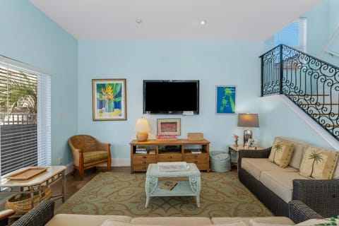 TV and multimedia, Living room, Decorative detail, Seating area