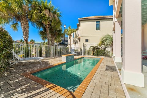 Property building, Patio, Day, Pool view, Swimming pool, sunbed