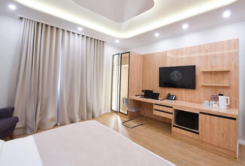 Bed, TV and multimedia, Coffee/tea facilities, Bedroom, hair dresser, minibar