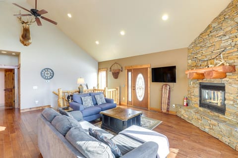 Lead Cabin Rental with Private Hot Tub and Game Room! House in North Lawrence