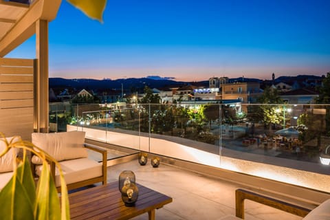 Balcony/Terrace, City view, Mountain view