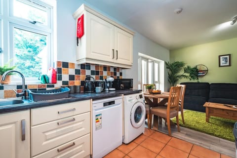 Kitchen or kitchenette, Living room, Seating area, dishwasher, oven, pet friendly, toaster, washing machine