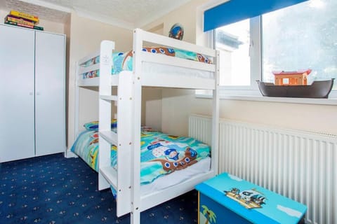 Bedroom, bunk bed