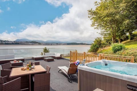 Hot Tub, Hot Tub, Balcony/Terrace, Mountain view