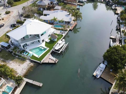 Island Life Villa House in Holmes Beach