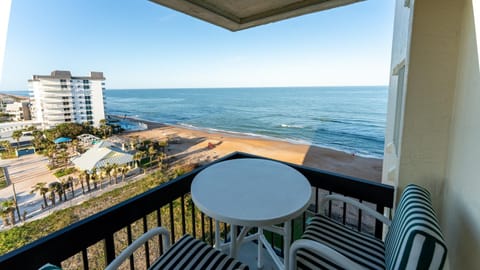 Oceanfront spectacular views with direct beach and pool access! Haus in Daytona Beach