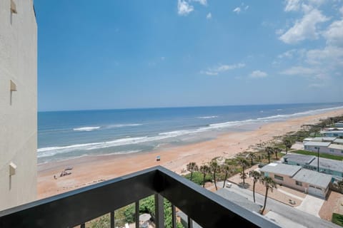 Sunrise beach views with top complex amenities and pool access! Casa in Daytona Beach