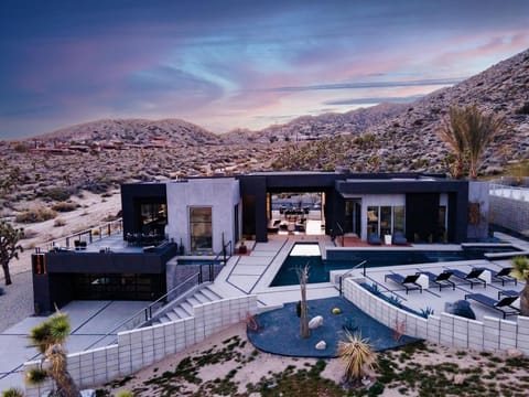 Gatsby by Fieldtrip 5 Bd Modern Luxury with Infinity Pool Game Room Casa in Yucca Valley