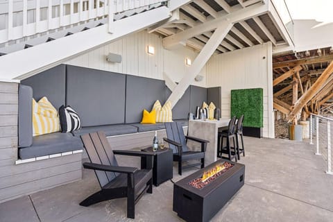 The Malibu 5 - No. 2 - Beachfront Studio w pvt balcony parking beach access Appartamento in Malibu