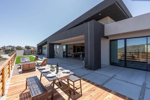 Luna Ridge by Fieldtrip New Modern Luxury Home with Hot Tub Views House in Yucca Valley