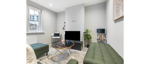 Metropolitan Living: Sleek 3BR with Vibrant Flair Condo in Harrow