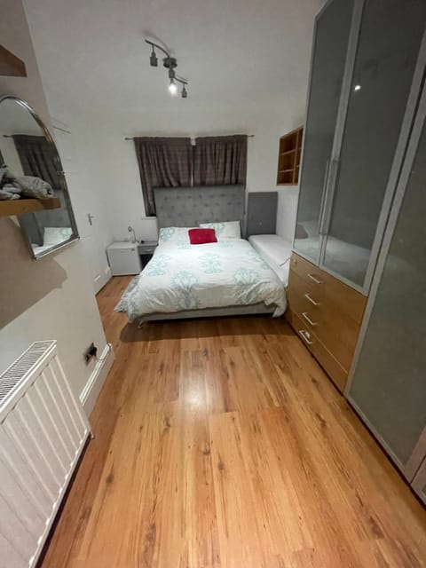 Double Room En-suite Free Parking Bed and Breakfast in Ilford