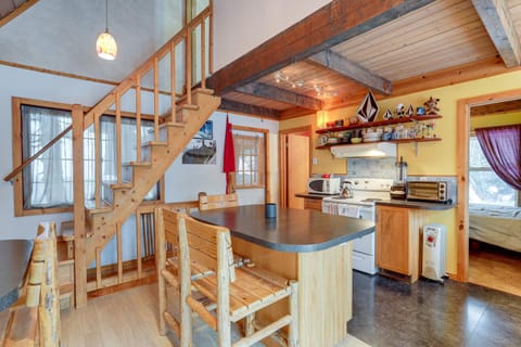 Snoqualmie Pass Cabin with Deck Walk to Ski Lift Maison in Snoqualmie Pass