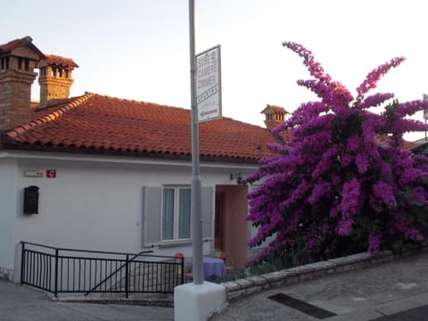 Facade/entrance, Area and facilities