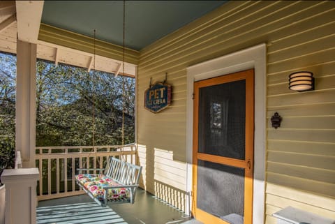 Lenoir Cottage with covered patio and fire pit House in Athens