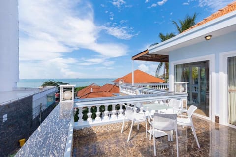 Property building, Patio, Day, Natural landscape, View (from property/room), Balcony/Terrace, Living room, Seating area, Dining area, Sea view, sunbed