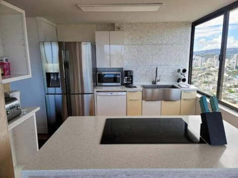 Waikiki Ocean View Penthouse 2/2 bdr/bath Apartment hotel in McCully-Moiliili
