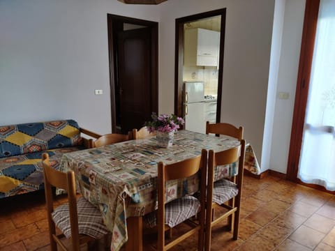 Restaurant/places to eat, Living room, Dining area