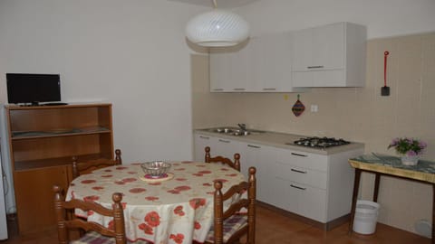 Dining area, kitchen